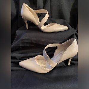 NWOT LIFESTRIDE cream dress shoes